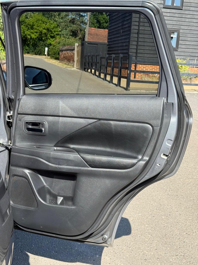 MITSUBISHI OUTLANDER