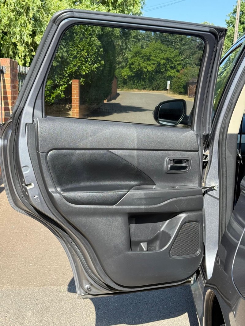 MITSUBISHI OUTLANDER